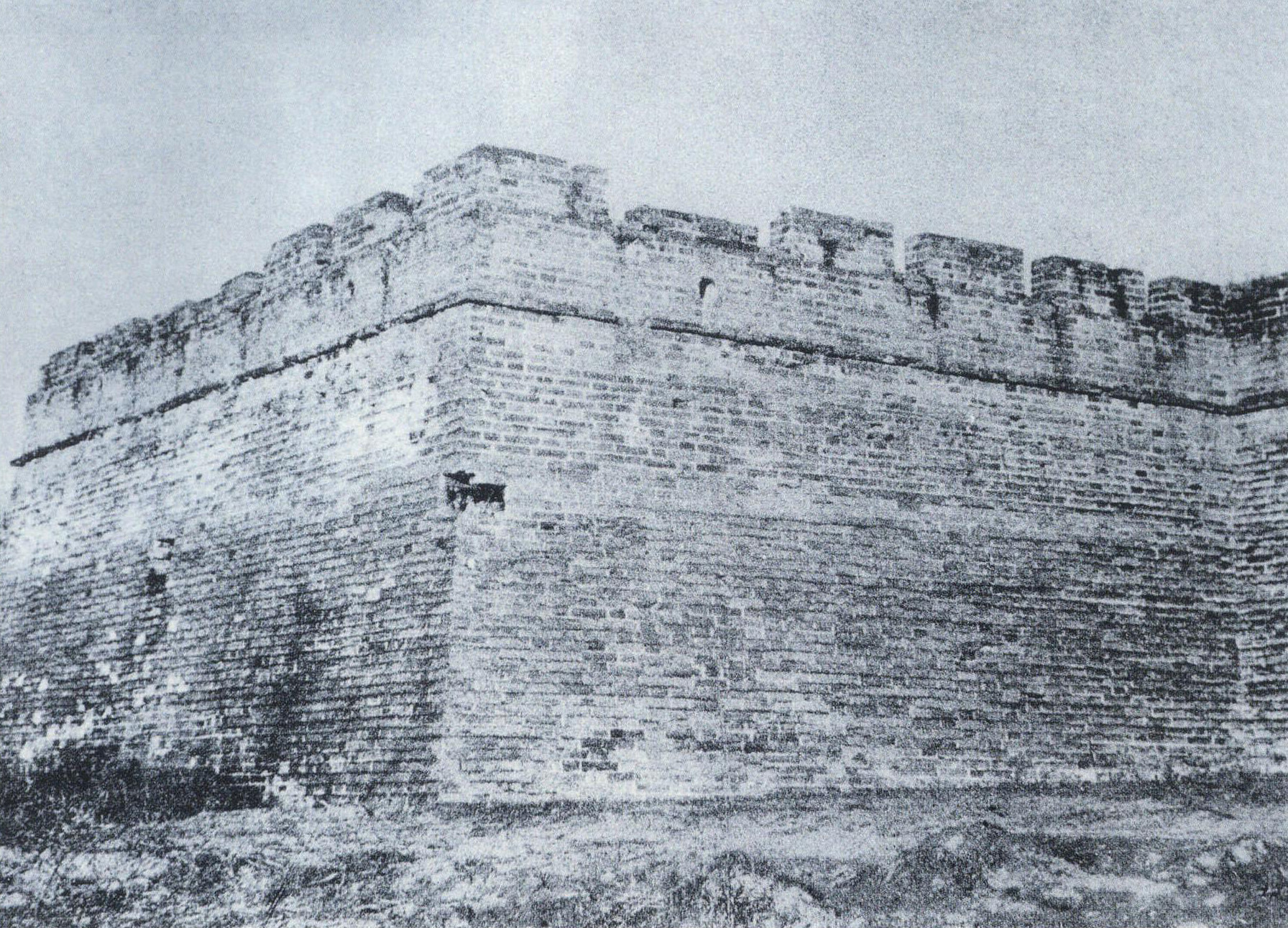开封城墙， 清代重修。1641年2月至1642年9月，李自成率军3次围攻开封城
